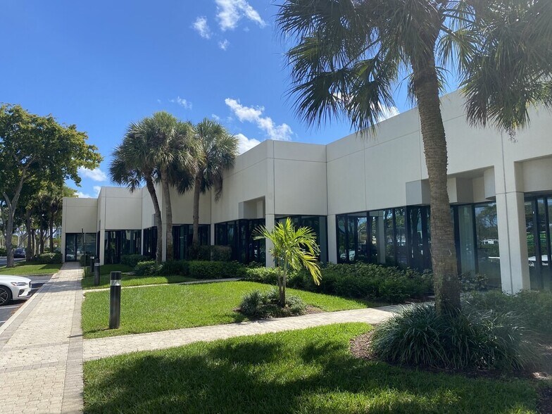 902 Clint Moore Rd, Boca Raton, FL à louer - Photo du bâtiment - Image 2 de 6