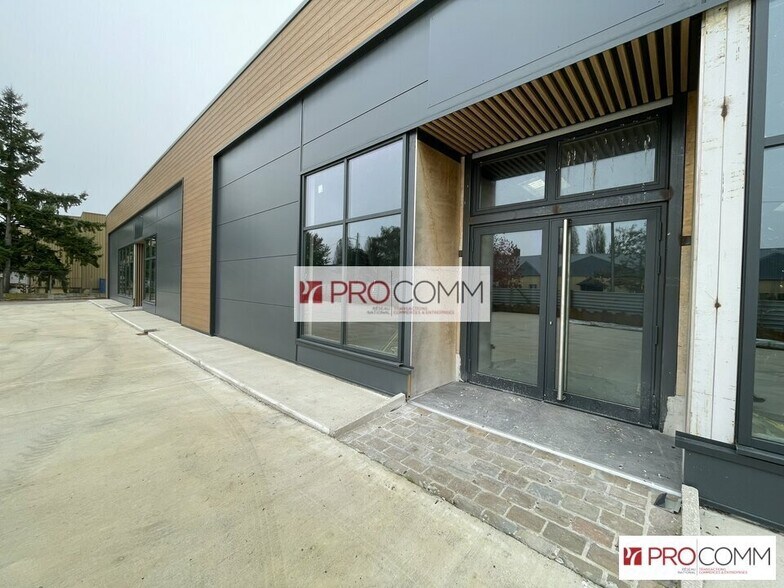 Industrial in Chartres for lease - Building Photo - Image 1 of 8