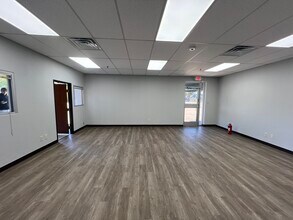 7336 Dogwood Park Dr, Richland Hills, TX for lease Interior Photo- Image 2 of 5