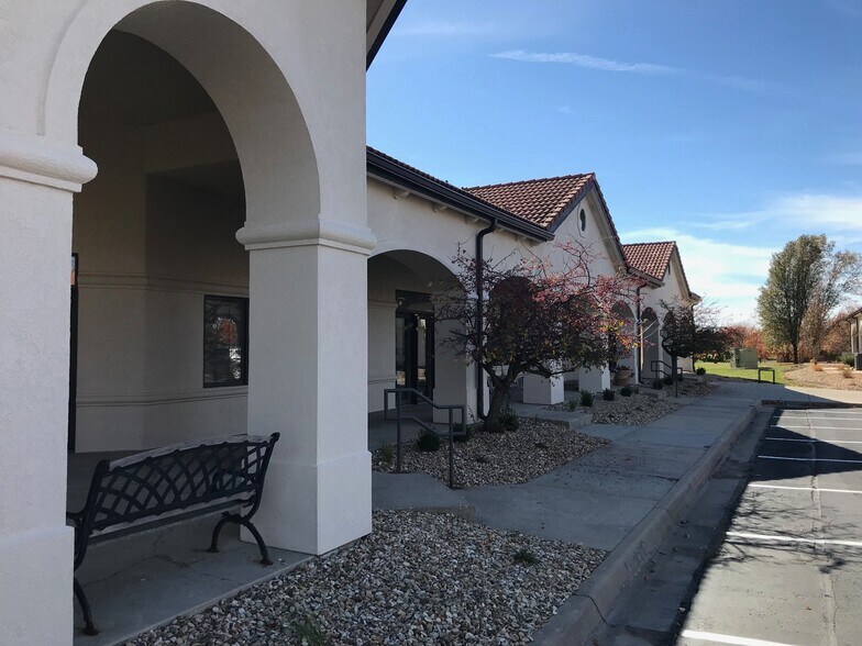 1201 Wakarusa Dr, Lawrence, KS à louer - Photo du bâtiment - Image 3 de 11