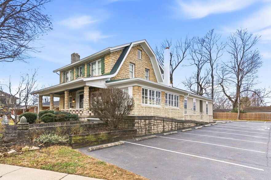 3208 College Dr, Louisville, KY à vendre - Photo du bâtiment - Image 2 de 90