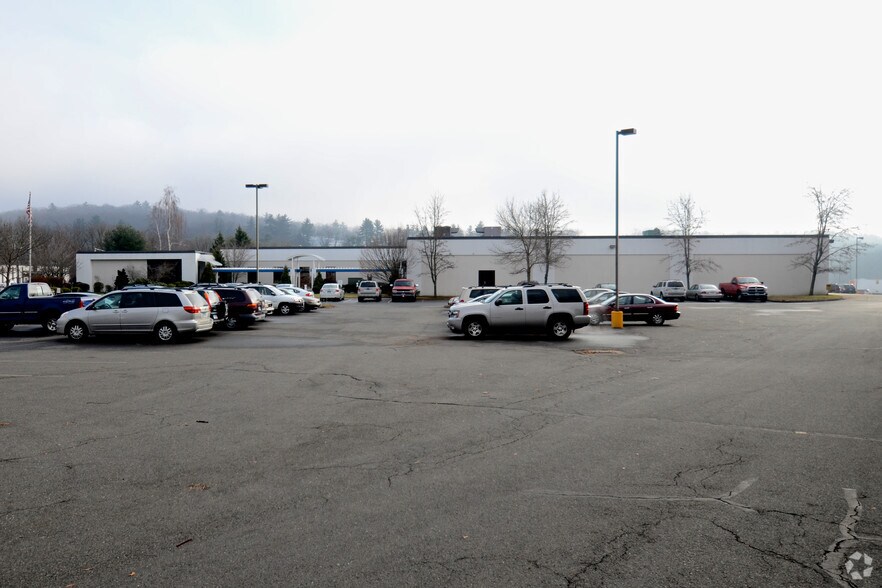 24 Industrial Park Rd W, Tolland, CT à louer - Photo du bâtiment - Image 2 de 5