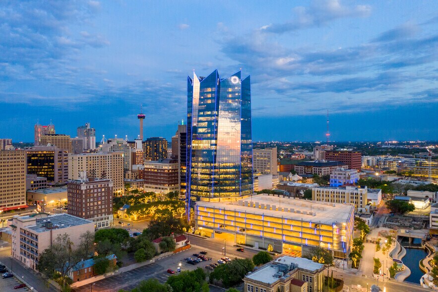 111 W Houston St, San Antonio, TX à louer - Photo du bâtiment - Image 2 de 5