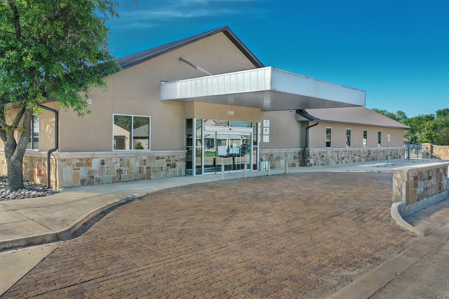 598 Cactus St, Giddings, TX for lease - Building Photo - Image 2 of 7