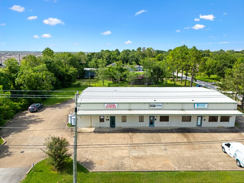 8019 FM 517 Rd W, Dickinson, TX à louer - Photo du bâtiment - Image 3 de 16