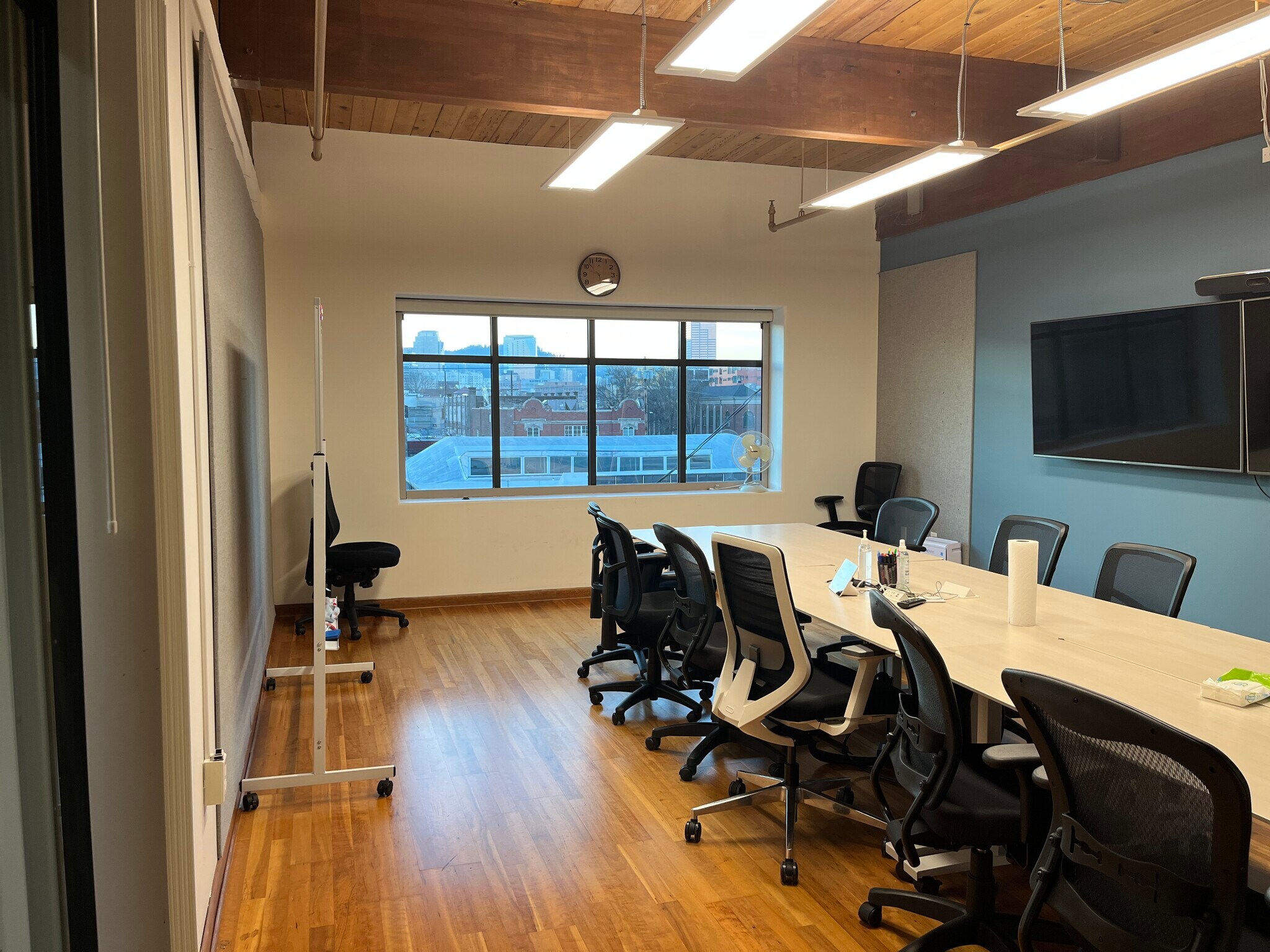 819 SE Morrison St, Portland, OR for lease Interior Photo- Image 1 of 3