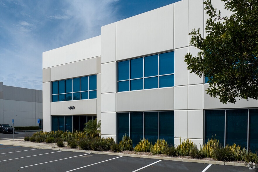 1860 Compton Ave, Corona, CA for lease - Building Photo - Image 2 of 6