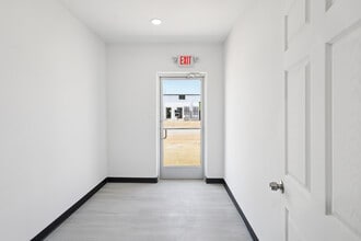 1105 Colorado Ln, Arlington, TX for lease Interior Photo- Image 2 of 9