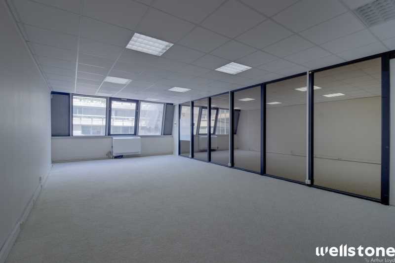 32 rue de Paradis, Paris for sale Interior Photo- Image 1 of 27