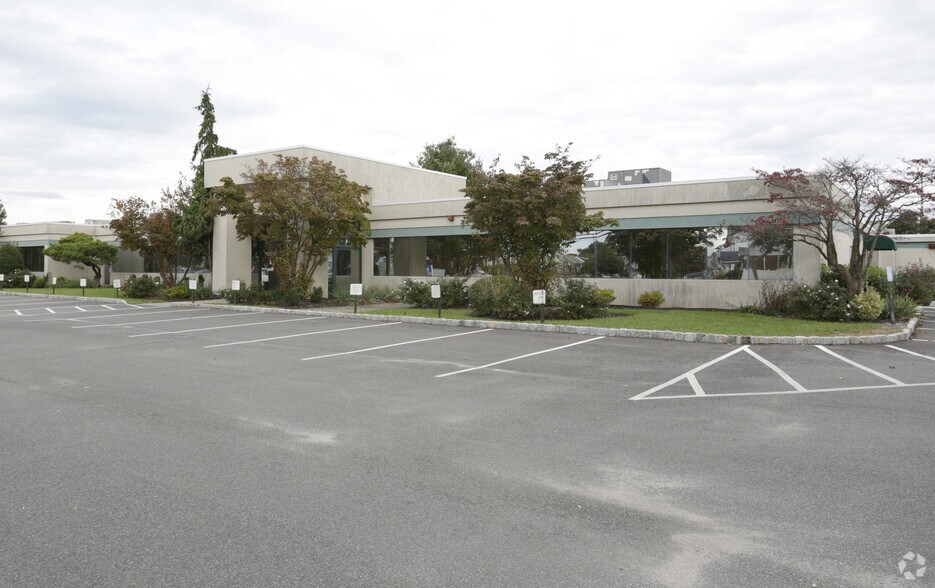 270-278 Duffy Ave, Hicksville, NY à louer - Photo du bâtiment - Image 1 de 4
