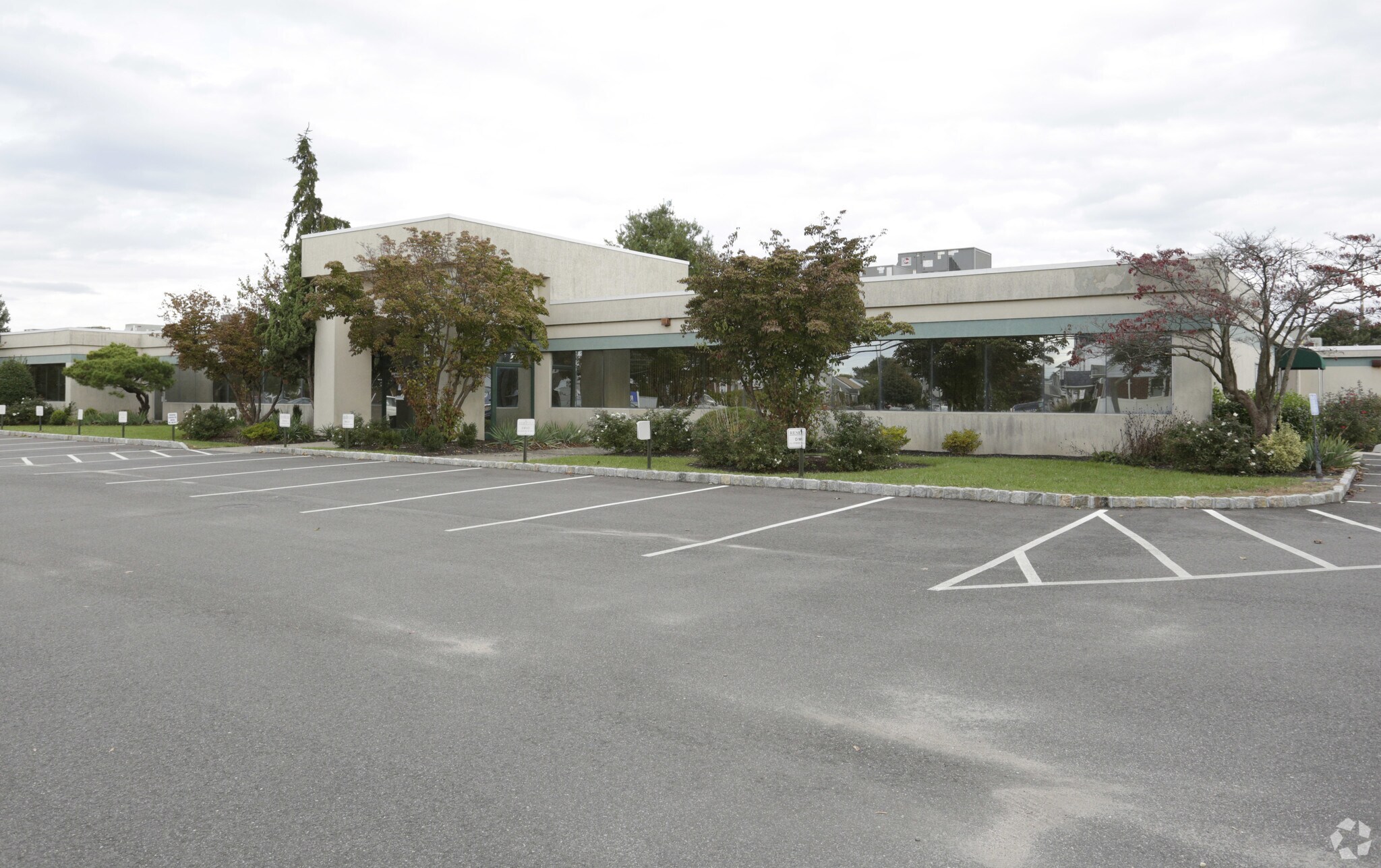 270-278 Duffy Ave, Hicksville, NY à louer Photo du bâtiment- Image 1 de 5