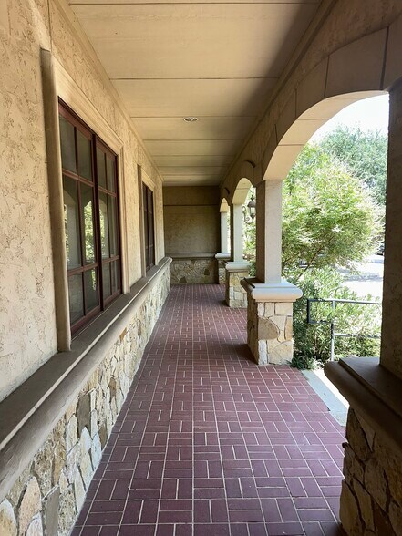 6628 Bryant Irvin Rd, Fort Worth, TX à vendre - Photo du bâtiment - Image 2 de 19