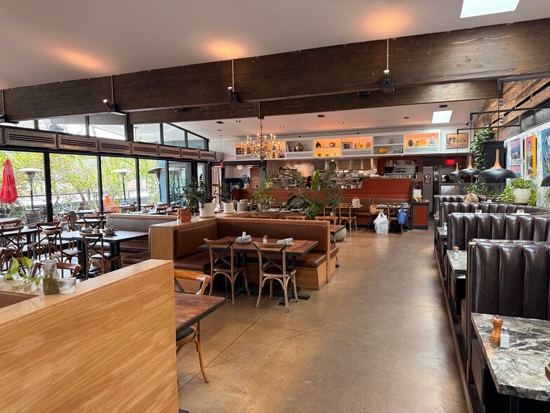 300 W Camelback Rd, Phoenix, AZ for sale - Building Photo - Image 3 of 22