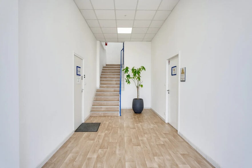 5 Chemin Du Favier, Saint-Genis-Laval à louer - Hall d’entrée - Image 3 de 6