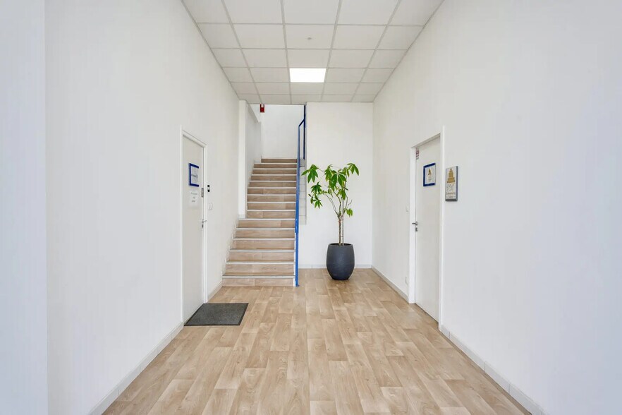 5 Chemin Du Favier, Saint-Genis-Laval for lease - Lobby - Image 3 of 6