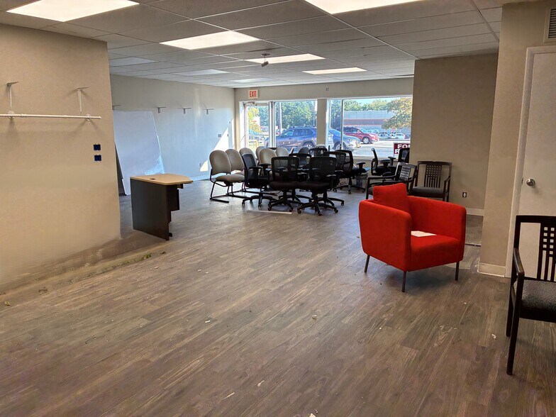 1164 E Ridge Rd, Rochester, NY à louer - Photo intérieure - Image 3 de 21