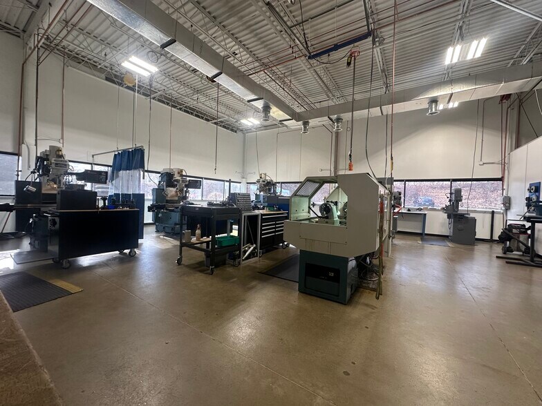 Industrial Portfolio portefeuille de 2 propriétés à vendre sur LoopNet.ca - Photo du bâtiment - Image 3 de 7