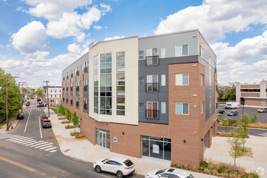 2077 Ridge Ave, Philadelphia, PA à louer - Photo du bâtiment - Image 1 de 7