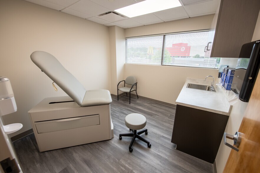 170 North Henderson Rd, King Of Prussia, PA for lease - Interior Photo - Image 2 of 18