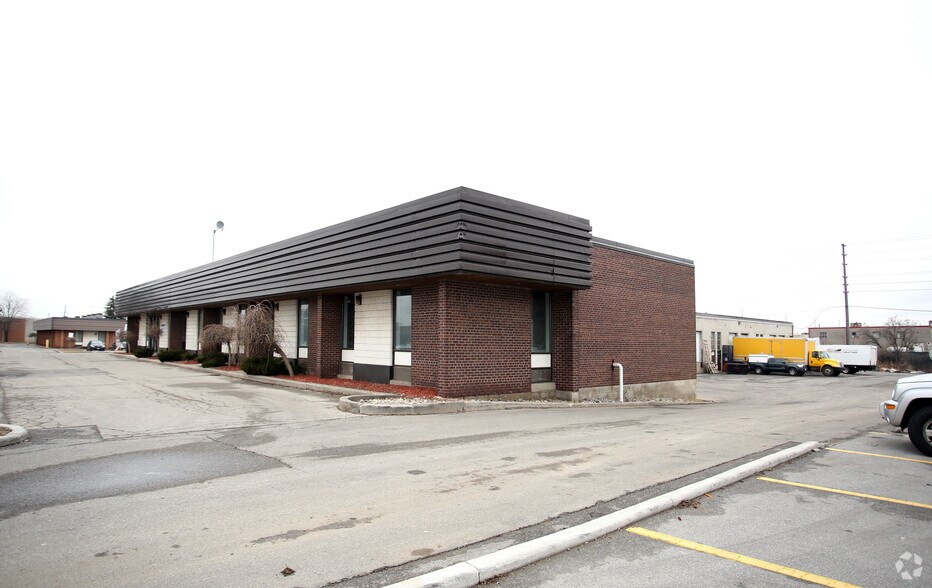 2709-2735 Rena Rd, Mississauga, ON à vendre - Photo du bâtiment - Image 2 de 2