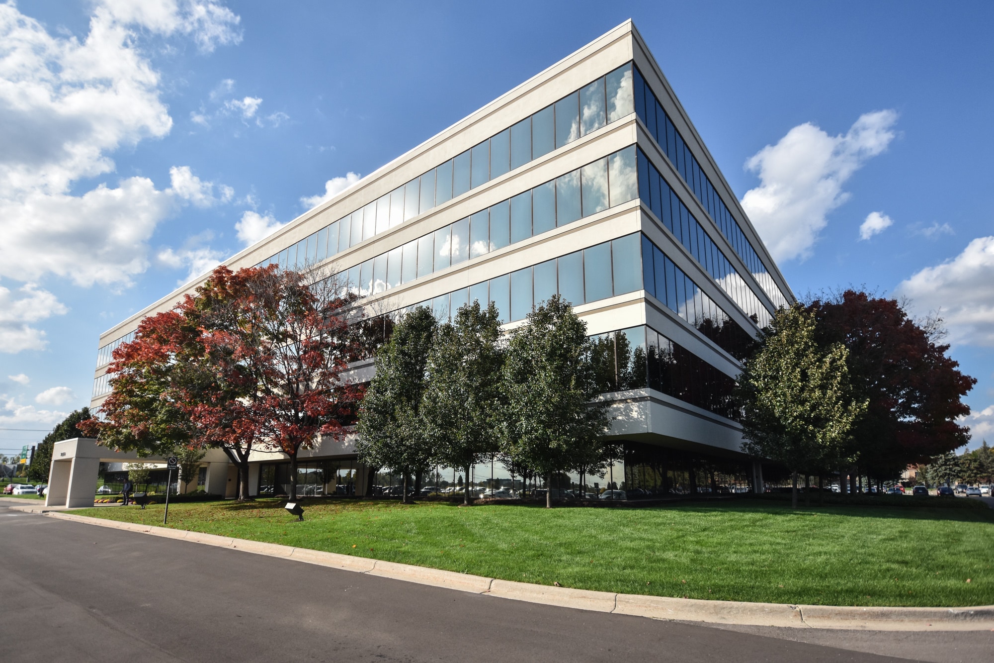 17197 N Laurel Park Dr, Livonia, MI for lease Primary Photo- Image 1 of 13