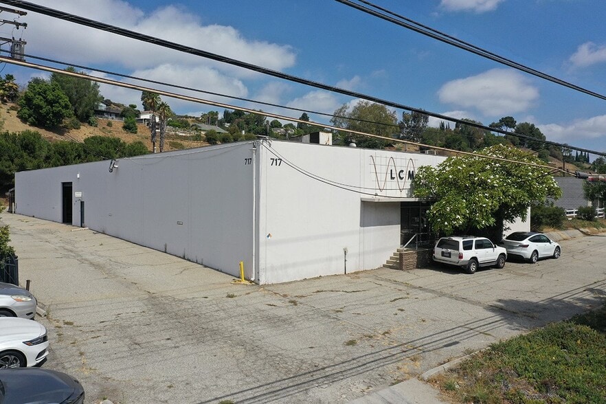 711-717 Monterey Pass Road portfolio of 2 properties for sale on LoopNet.ca - Building Photo - Image 3 of 11