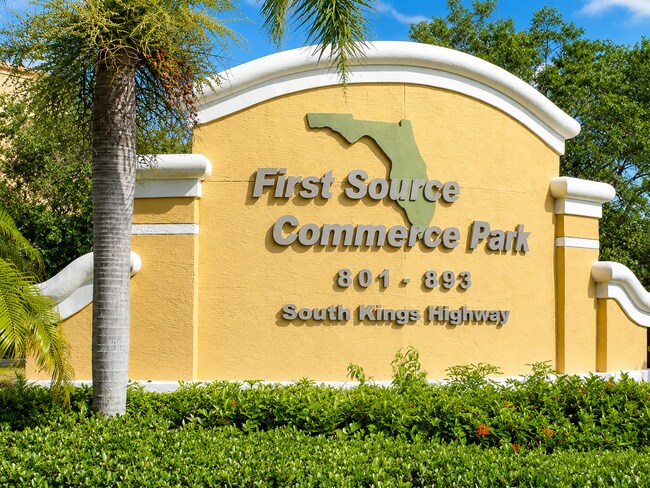 Plus de détails pour 801-893 Kings Hwy, Fort Pierce, FL - Flex à vendre