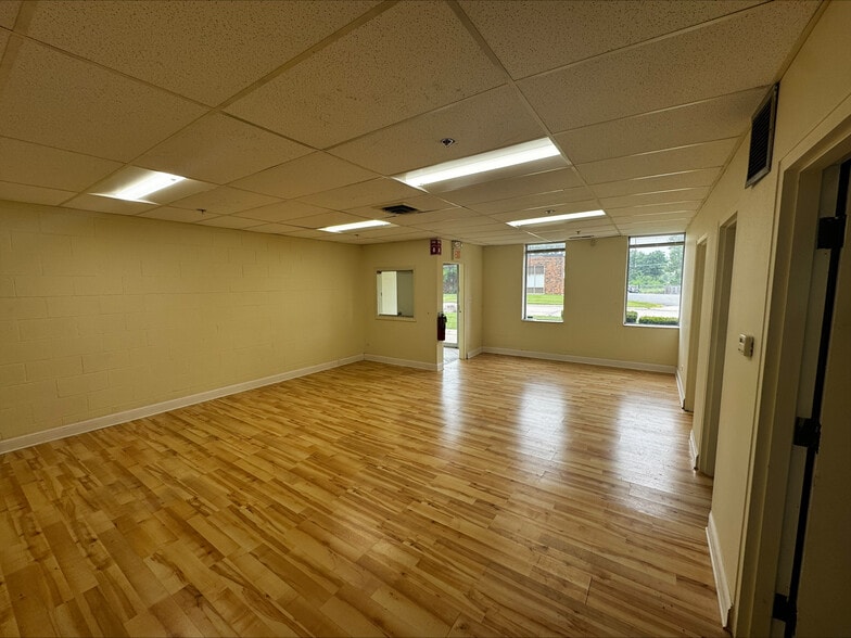 1421-1431 Armour Blvd, Mundelein, IL for lease - Building Photo - Image 2 of 4
