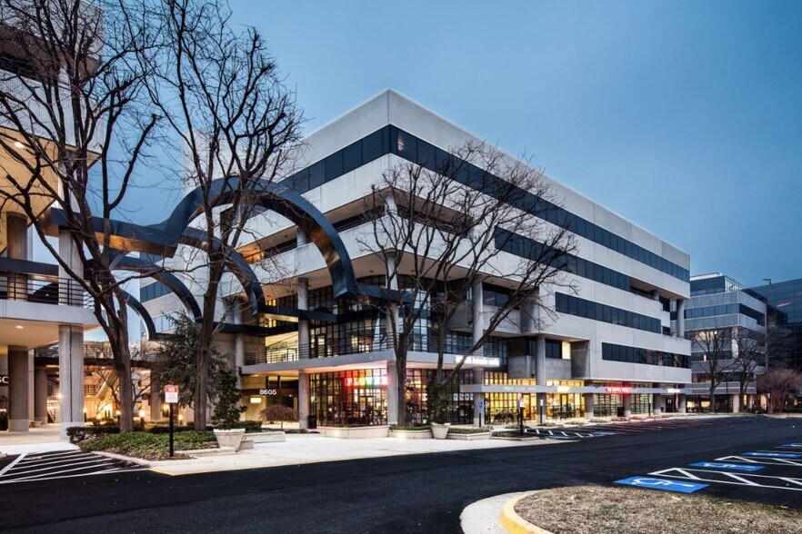 8605 Westwood Center Dr, Vienna, VA à louer - Photo principale - Image 1 de 8