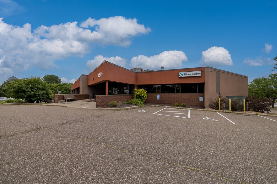 4555 Erin Dr, Eagan, MN à louer - Photo du bâtiment - Image 3 de 43
