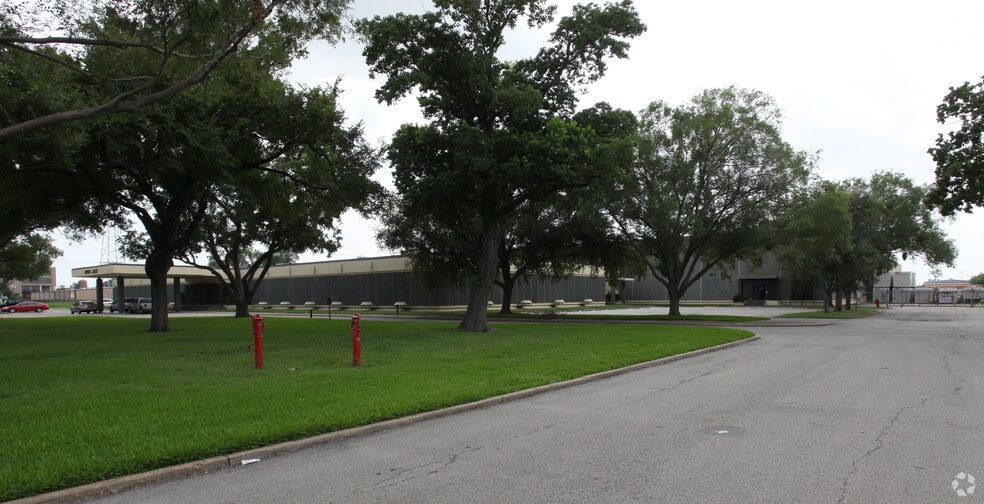 3021 Mangum Rd, Houston, TX à louer - Photo du bâtiment - Image 3 de 5