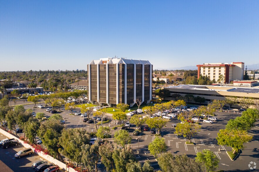 801 N Tustin Ave, Santa Ana, CA à louer - Photo du bâtiment - Image 2 de 5