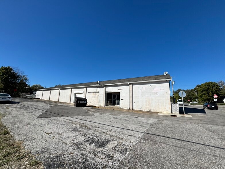 301 W Mulberry St, Salem, IN for sale - Primary Photo - Image 1 of 8