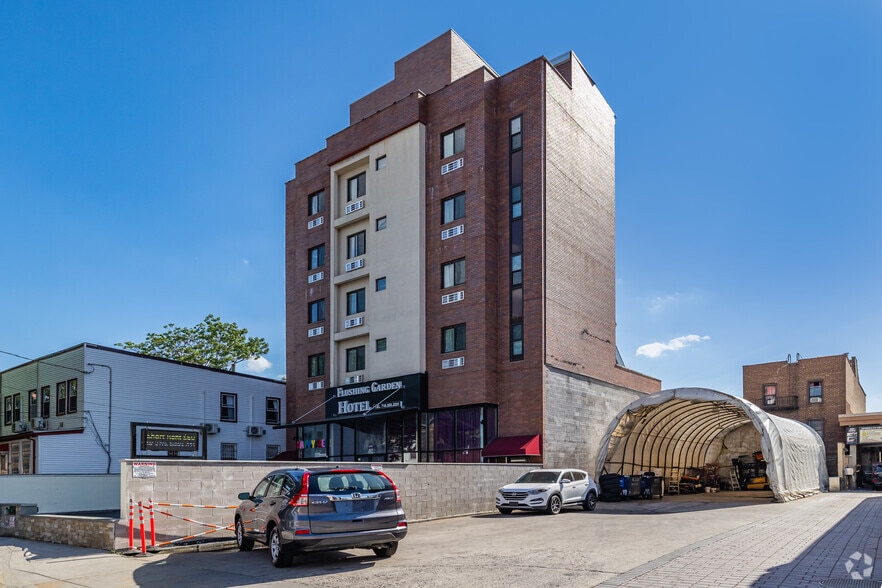 31-16 Linden Pl, Flushing, NY for sale - Building Photo - Image 3 of 4