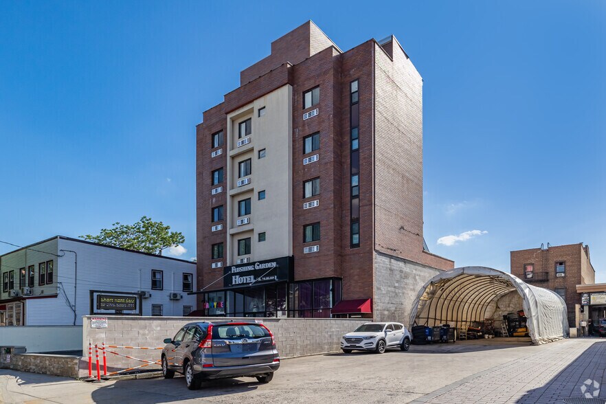 31-16 Linden Pl, Flushing, NY à vendre - Photo du bâtiment - Image 3 de 4