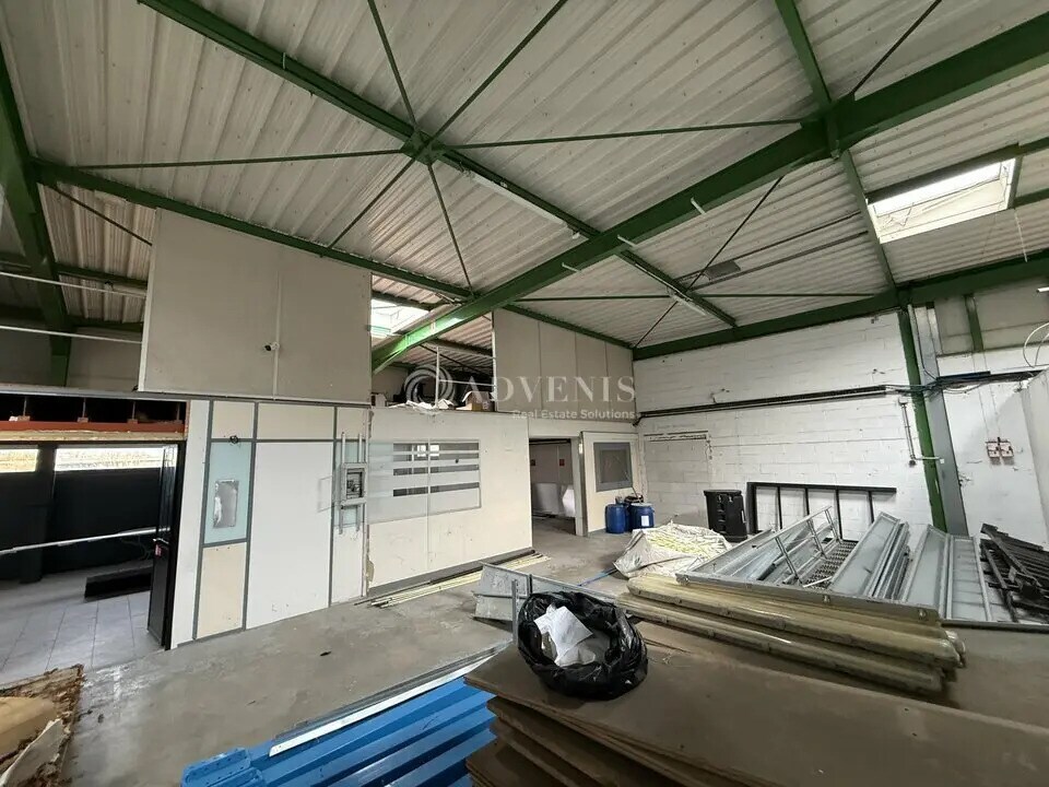 Flex in Saint-Thibault-des-Vignes for lease Interior Photo- Image 1 of 8
