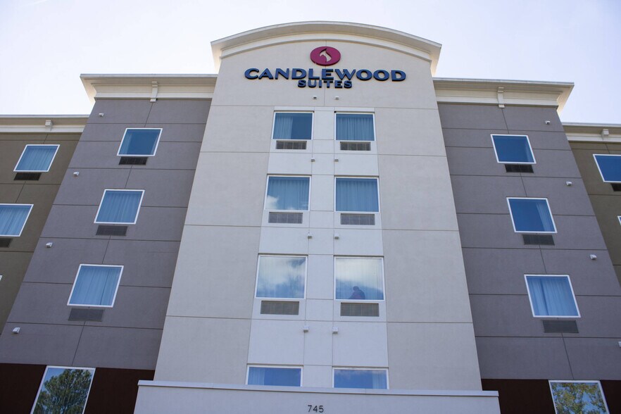 745 Cobb Place Blvd NW, Kennesaw, GA à vendre - Photo du bâtiment - Image 2 de 15