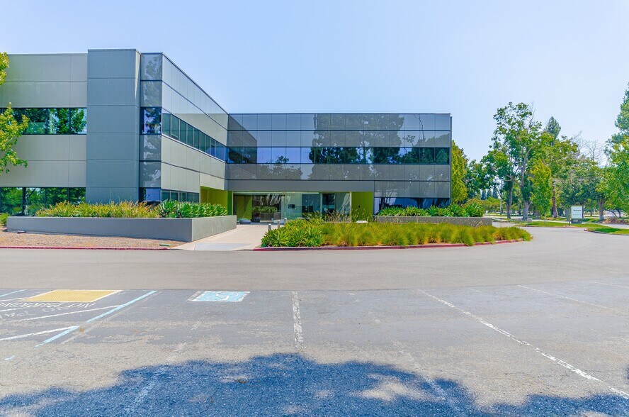 4250 Burton Dr, Santa Clara, CA à louer - Photo du bâtiment - Image 2 de 6
