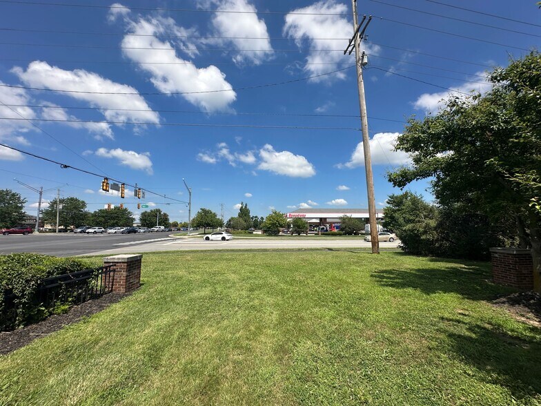 11591 Olio Rd, Fishers, IN à vendre - Photo du bâtiment - Image 3 de 22