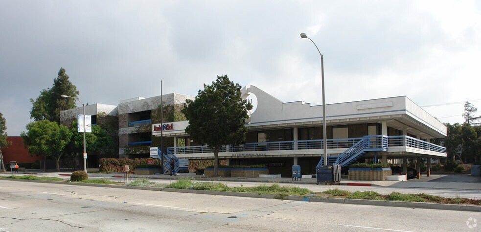 980 S Arroyo Park, Pasadena, CA à louer - Photo du bâtiment - Image 2 de 5