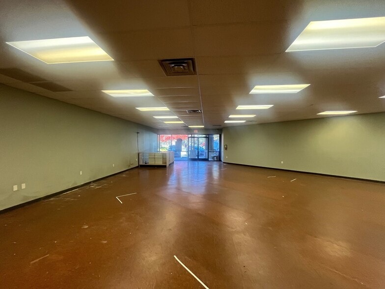 1950 Hendersonville Rd, Asheville, NC for lease - Building Photo - Image 2 of 13