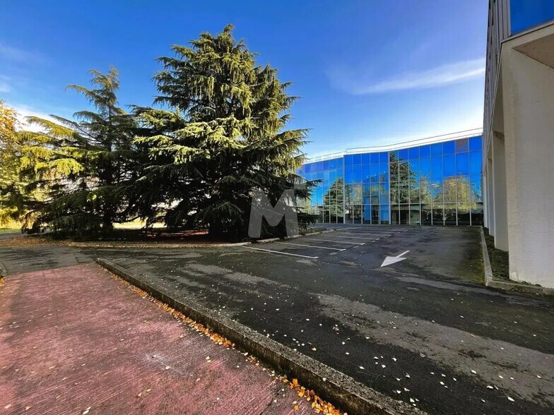 Bureau dans Évry-Courcouronnes à louer - Photo du bâtiment - Image 2 de 19