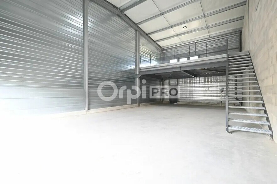 Flex in Saint-Priest for lease - Building Photo - Image 3 of 9