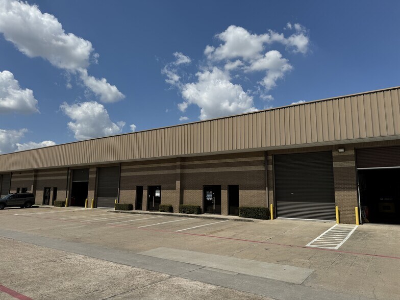 5829 W Sam Houston Pky N, Houston, TX à louer - Photo du bâtiment - Image 2 de 5