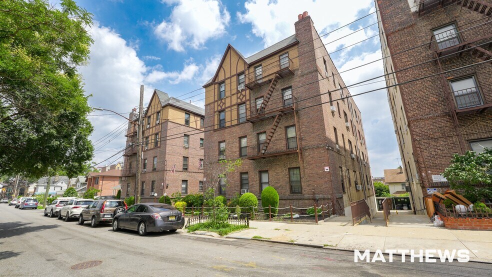 4233 155th St, Flushing, NY à vendre - Photo principale - Image 1 de 9