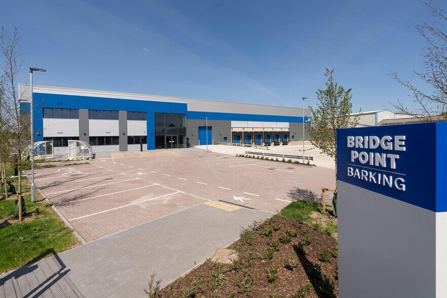 6 Alfreds Way, Barking à louer - Photo du bâtiment - Image 2 de 34