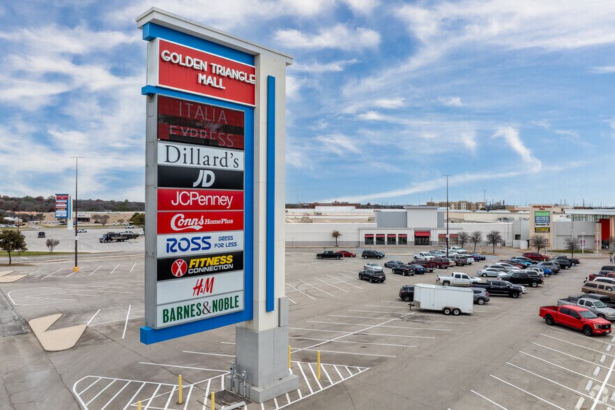 2201 N Interstate 35 E, Denton, TX à louer - Photo du bâtiment - Image 2 de 9