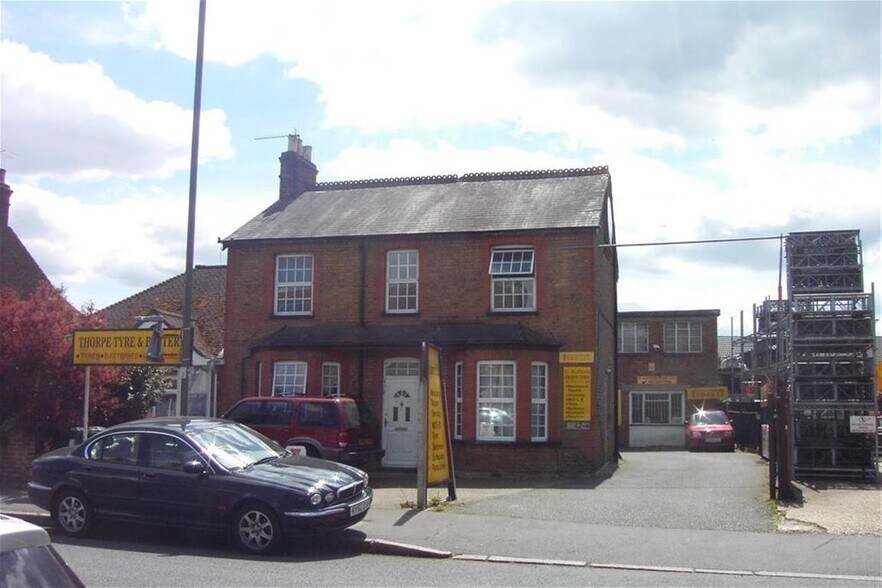 42a Feltham Rd, Ashford à louer - Photo du bâtiment - Image 2 de 7