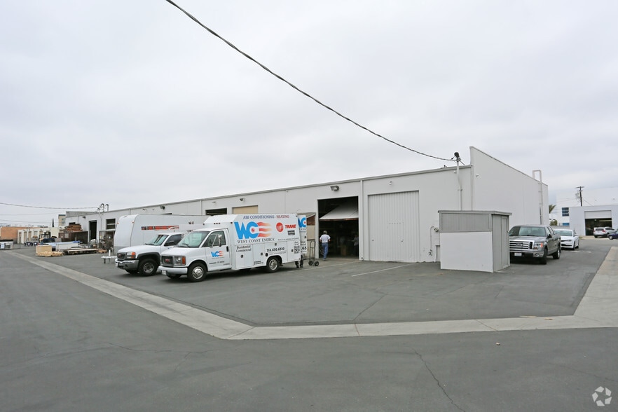1180 N Fountain Way, Anaheim, CA à louer - Photo du bâtiment - Image 3 de 4