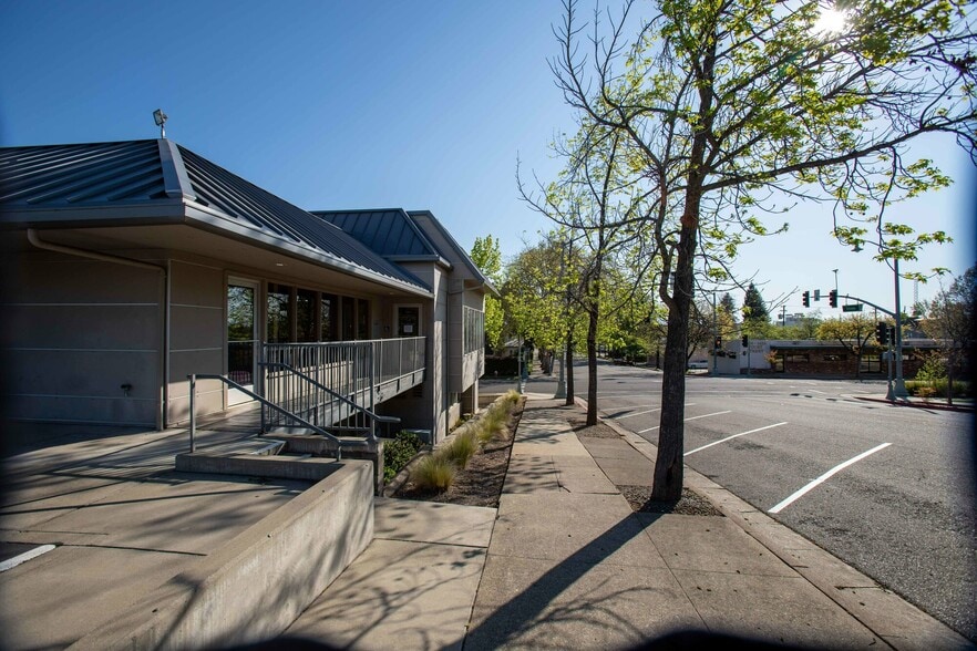 1388 Court St, Redding, CA à louer - Photo du bâtiment - Image 2 de 19